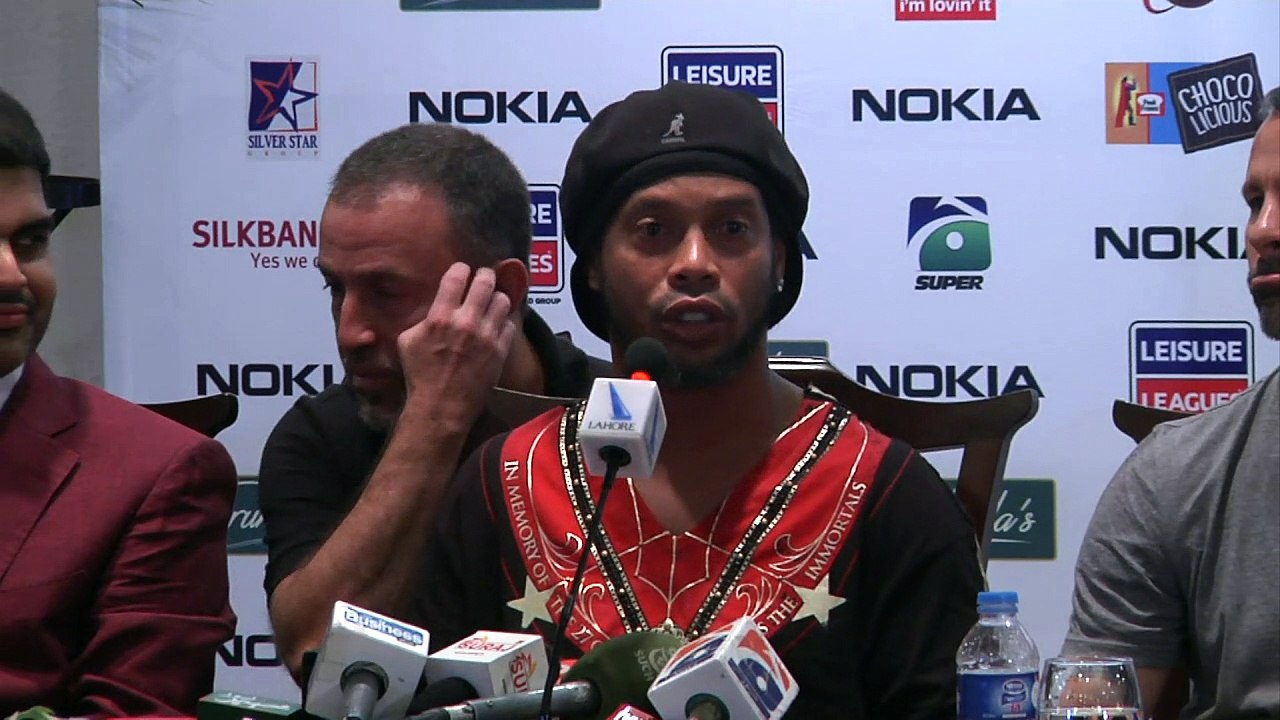 Ronaldinho Gaúcho promove futebol no Paquistão