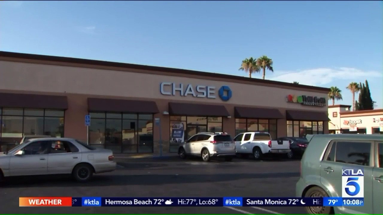 Police Searching For Two Women Accused of Robbing Bank at Gunpoint