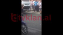 Aksident i frikshëm në qendër të Tiranës, makina batohet në mes të rrugës