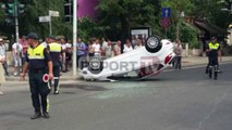 Report TV - Aksident në Tiranë, përplasen dy makina, njëra përmbyset