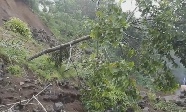 Diguyur Hujjan Deras, Tebing 20 Meter Longsor