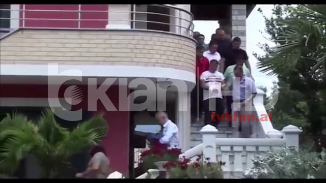 Kandidati i Lezhës i fut zarfin në xhep kryeplakut të fshatit