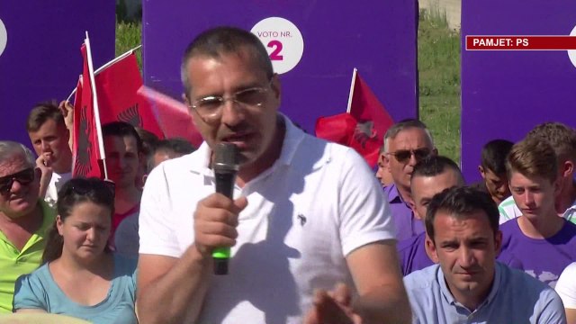 Tahiri publikon videon/ Kandidati i Lezhës i fut zarfin në xhep kryeplakut të fshatit