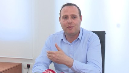 VAZHDON VALA E SHKARKIMEVE, IKIN DY DREJTORE BURGJESH, PADITET ZYRTARI I UJESJELLESIT NE DURRES LAJM