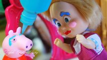 Porc clin doeil avec Peppa Pig jouets Barbie médecin traite un Peppa dinosaure blessé milan