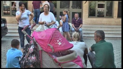 Ora News – Konflikti me ndërtuesin, 7 familje ngujohen në oborrin e Prokurorisë