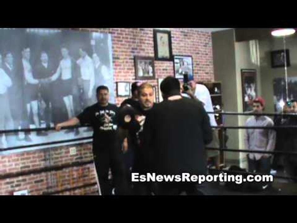 brandon rios working mitts for mike alvarado fight EsNews Boxing