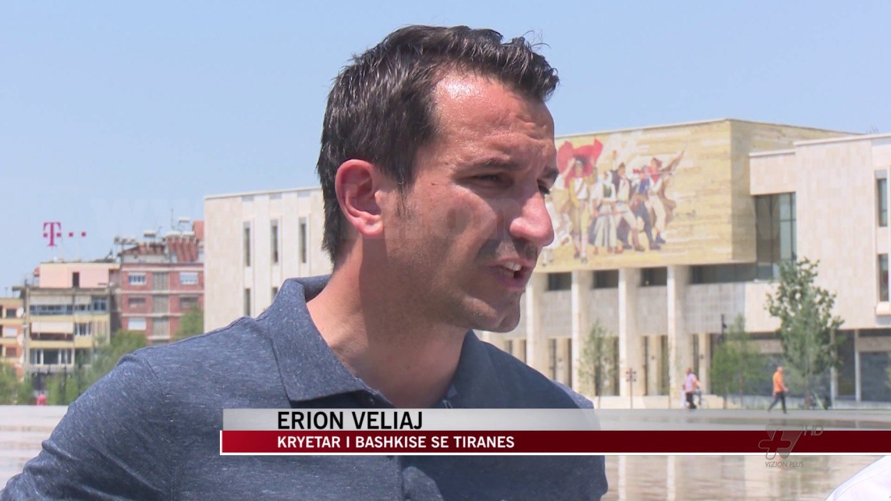 Bajrami falet në sheshin “Skenderbej” - News, Lajme - Vizion Plus