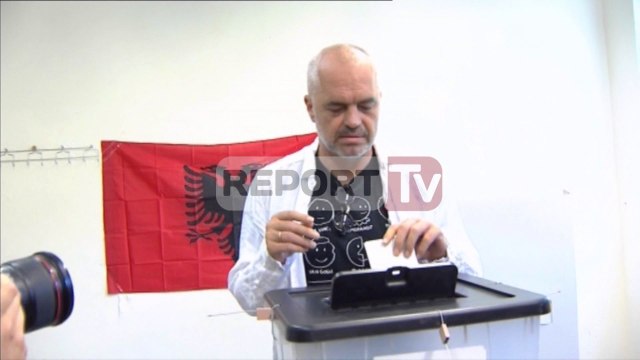 Report TV - Kryeministri Edi Rama ka votuar në periferi të Tiranës në Surrel
