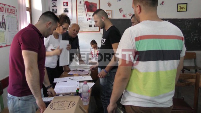 Report TV - Kruje - Elbasan, blinin vota , arrestohen nga policia