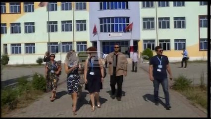 Elbasan - Ambasadorja e BE, Vllahutin viziton disa qendra votimi