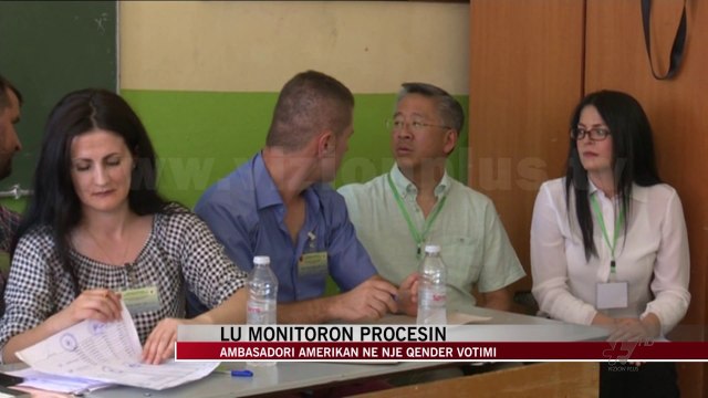 Donald Lu vëzhgues në një qendër votimi në Durrës - News, Lajme - Vizion Plus
