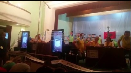 Ora News – Në Tepelenë ka përfunduar numërimi i kutisë së parë