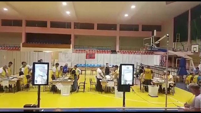 Ora News - Nis procesi i numerimit te votave ne Vlore
