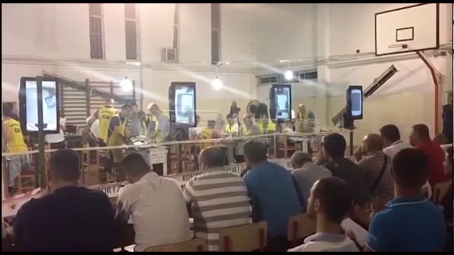 Ora News - Nis procesi i numerimit te votave ne Fier