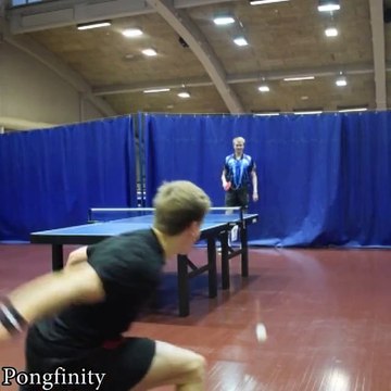 Des tricks impressionnants avec une raquette et une balle de ping-pong