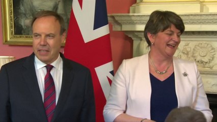 Britani, nënshkruhet marrëveshja May-DUP - Top Channel Albania - News - Lajme