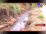 STINKING AUCTION ! Farmers buying GUTTER water for farming, Banaskantha - Tv9