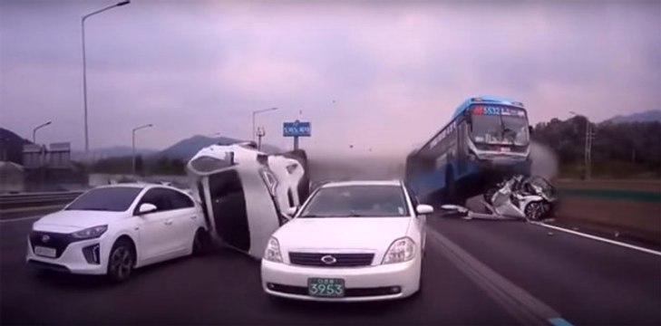 Freni Boşalan Otobüs Önündeki Otomobillere Çarptı: 2 Ölü 16 Yaralı
