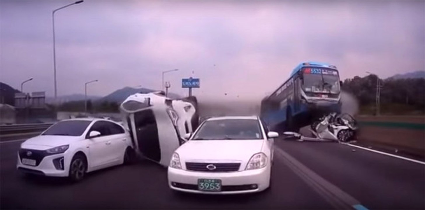 Freni Boşalan Otobüs Önündeki Otomobillere Çarptı: 2 Ölü 16 Yaralı