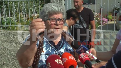 Djali vret prindërit me çifte