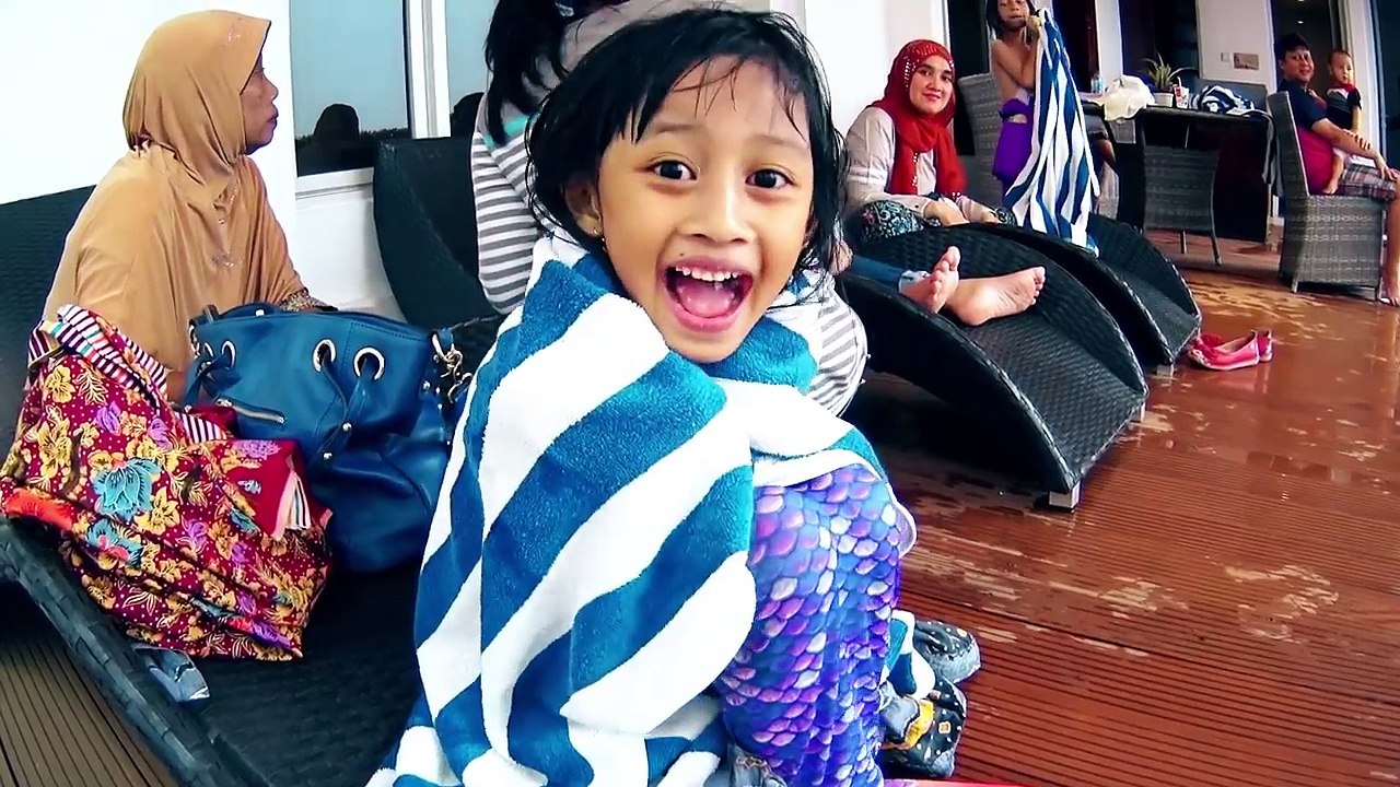 Berenang Dengan Kostum Mermaid | Ada Putri Duyung Di Kolam Renang | Mermaid Tail