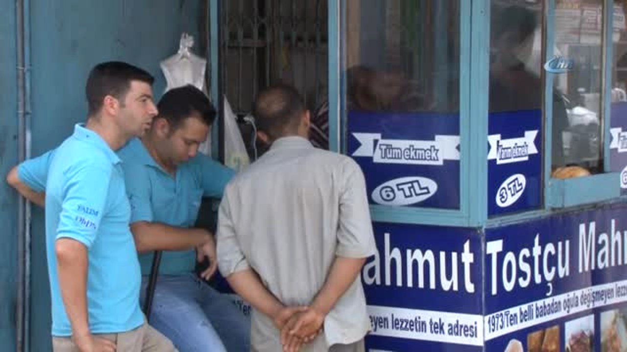 "Ütü Tost" Yemek İçin Kuyruğa Giriyorlar