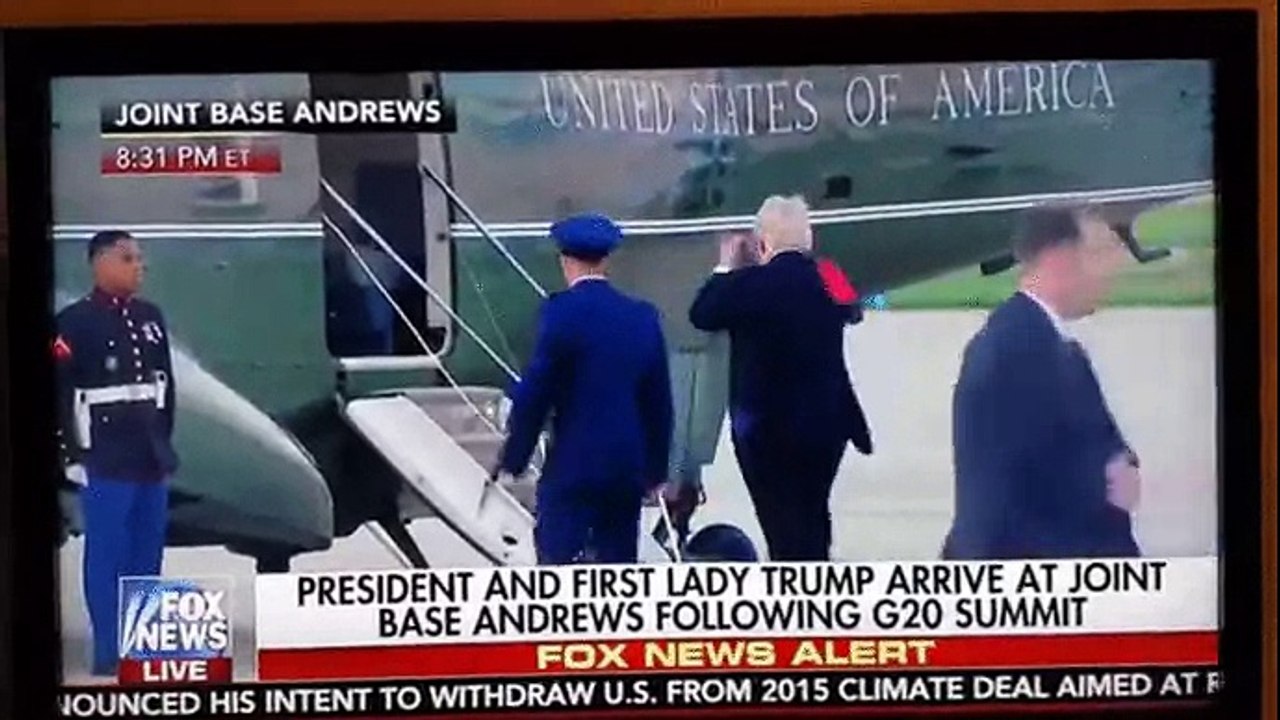 Donald Trump ramasse la casquette d'un militaire mais cela ne fonctionne pas