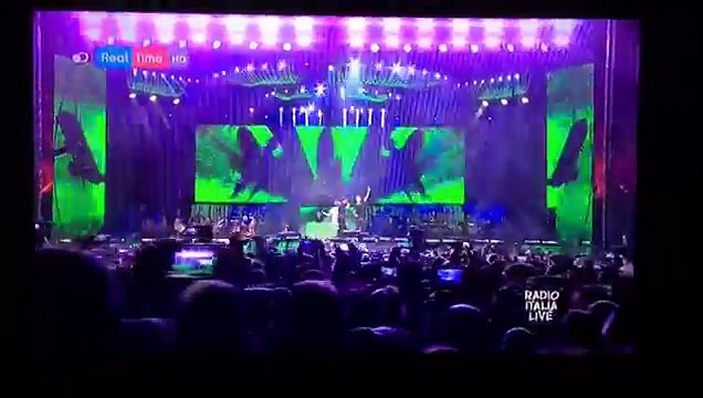 Gianni Morandi cade dal palco a Radio Italia Live Palermo