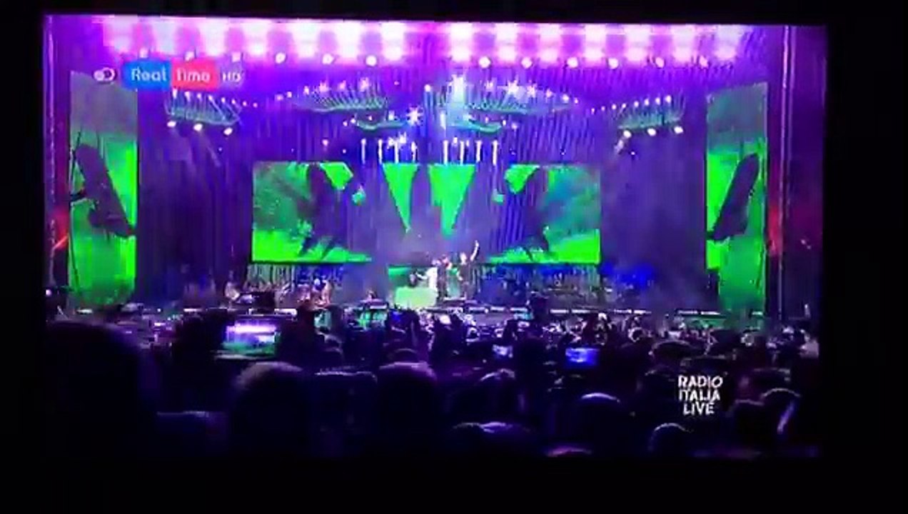 Gianni Morandi cade dal palco a Radio Italia Live Palermo