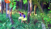 Белоснежки в дремучем лесу открывают киндер сюрпризы детский канал расти вместе с нами ак