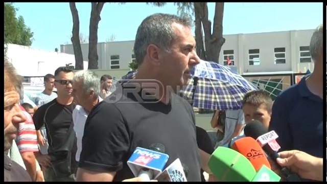 Ora News - Protesta kundër TAP, banorët e Dermenasit bllokojnë rrugën Fier-Seman