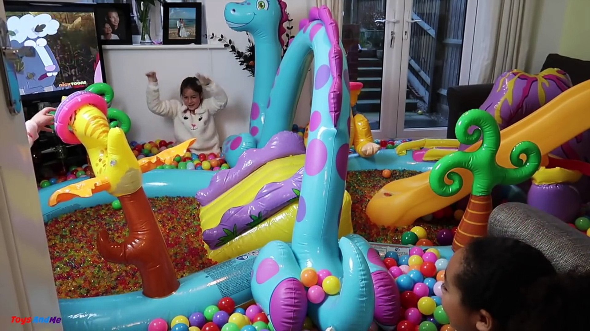 Bad Baby Magic Orbeez Inflatable Water Slide Pool Party In House Daddy  Freaks Out! - video Dailymotion