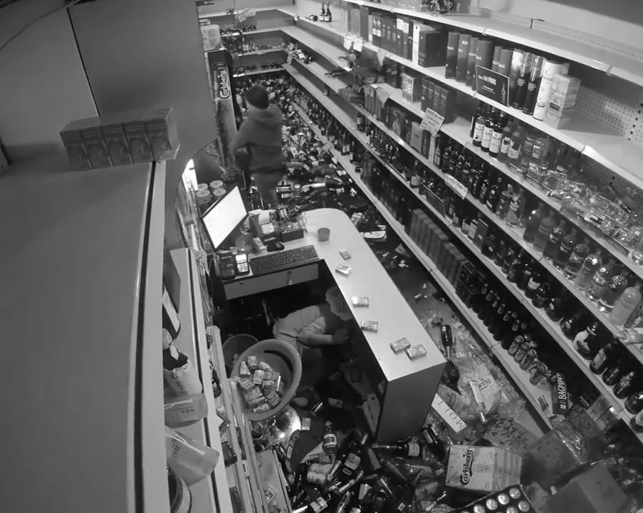 Vivre un tremblement de terre au rayon Boissons et vin d'un magasin... Dangereux!