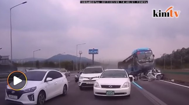 Detik-detik bas langgar kereta hingga remuk, dua maut