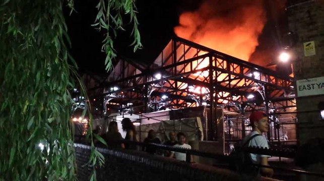 Londres : le marché de Camden Lock en proie aux flammes