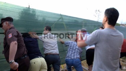 Report TV - Tiranë, banorët kundër pallateve në lulishte, shembet gardhi