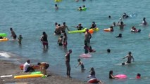Hava Sıcaklığının Artmasıyla Karadeniz'de Plajlar Doldu Taştı