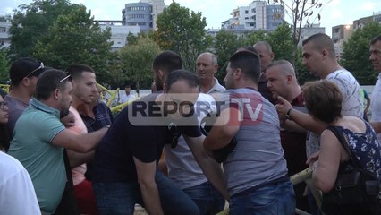 Report TV - Tiranë,banorët kundër pallateve në lulishte, shembet gardhi