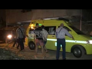 Autoambulanca që transportonte viktimën pëson defekt, e shtyjnë policët e banorët