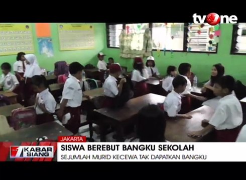 Ratusan Siswa Berebut Bangku Sekolah