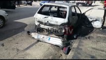 Report TV - Makina përfshihet nga flakët gjatë lëvizjes në mes të Fierit