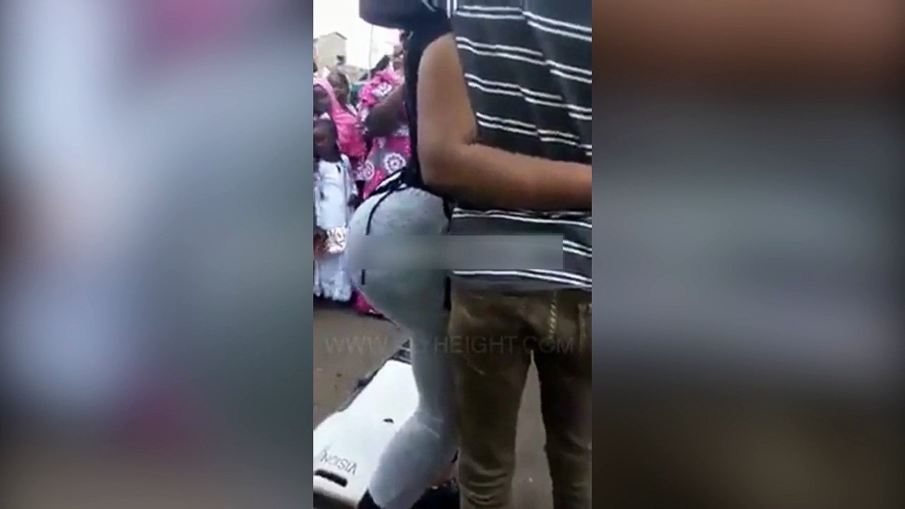 Cette femme a des fesses impressionnantes !