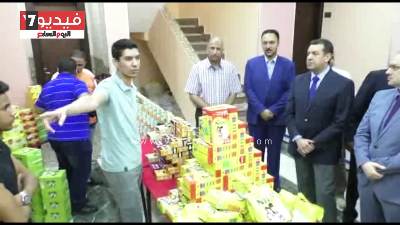 محافظ أسيوط يفتتح معرضًا للسلع الغذائية والتموي...