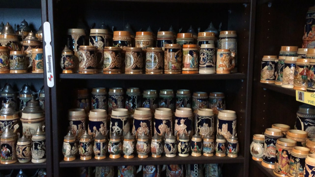 L'impressionnante collection de chopes de bières d'Yves Cordeau