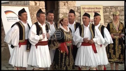 Video herunterladen: Ora News - Himarë, tingujt e xhazit gjallërojnë kalanë e Ali Pashës