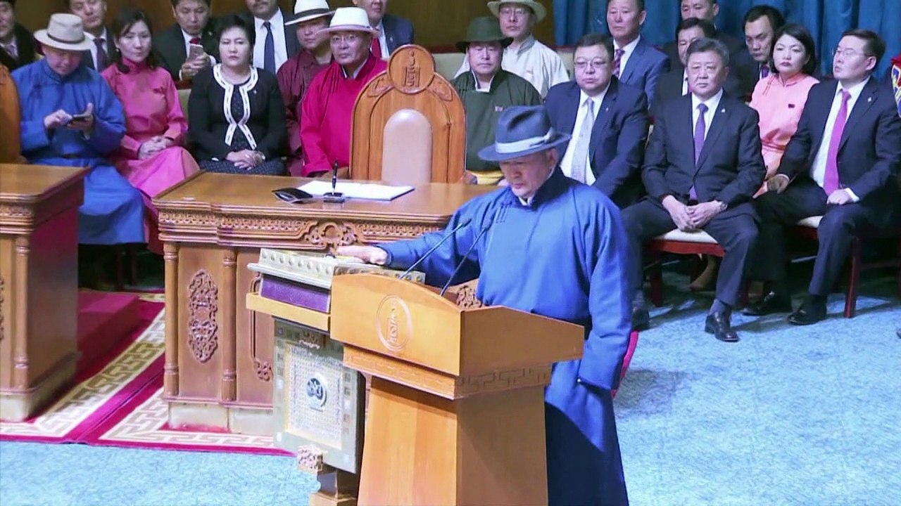 Mongolie : l'ex-lutteur prête serment en tant que président