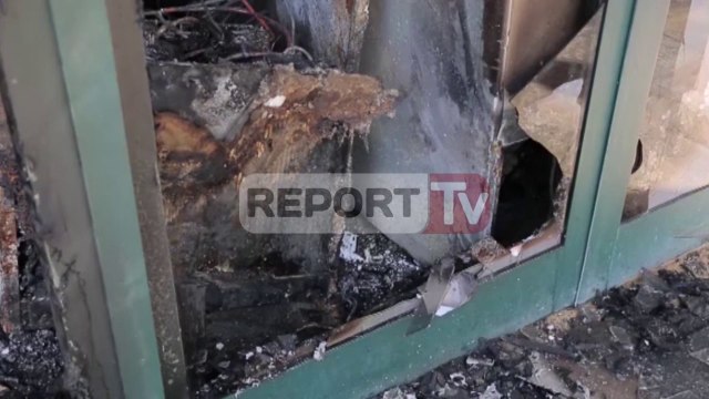 Report TV - Durrës, përfshihet nga zjarri një restorant,shkak frigoriferi