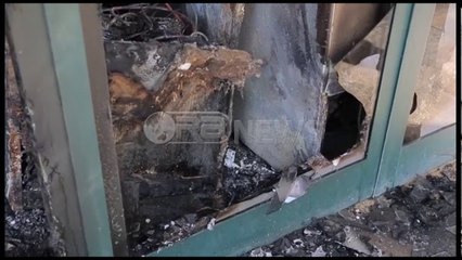 Nisin hetimet - Shkëndija elektrike djeg lokalin në plazhin e Durrësit