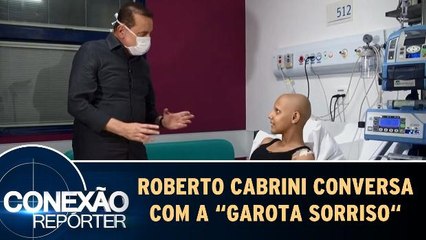 Roberto Cabrini conversa com a "Garota Sorriso" do GRAAC